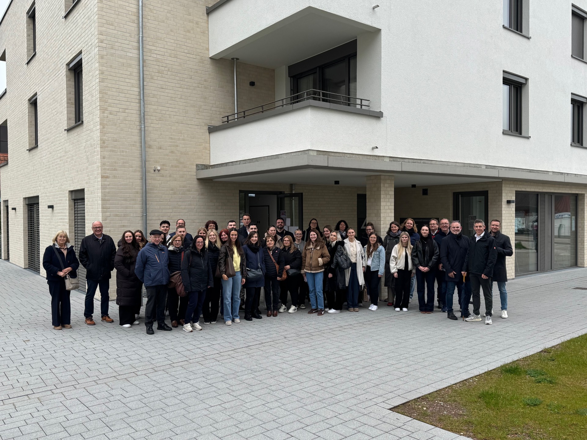 Teilnehmende vor dem Neubau in Gundelfingen