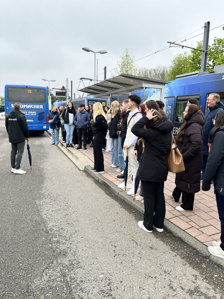 Auf dem Weg zur Neubaubesichtigung an einer Bushaltestelle
